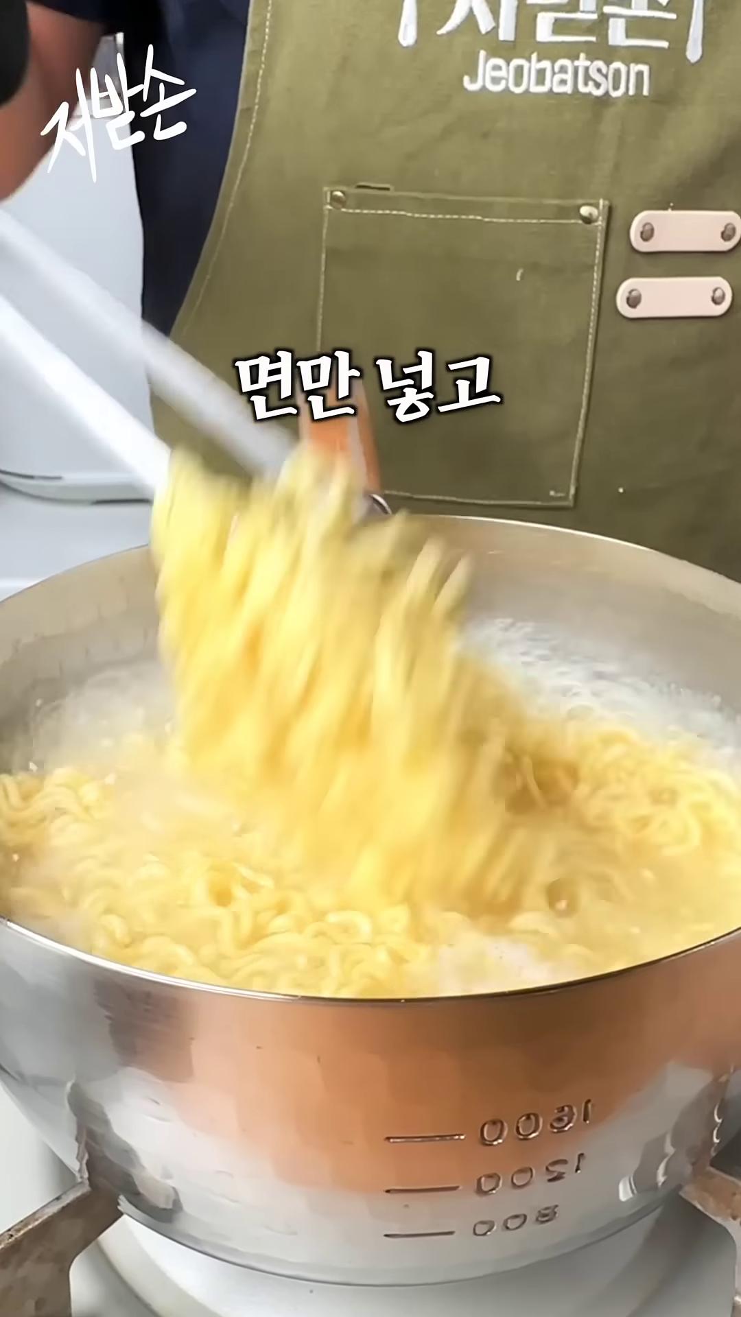 면만 넣고 물이 끓어오르면 그릇에 스프 한개만을 넣어줍니다.