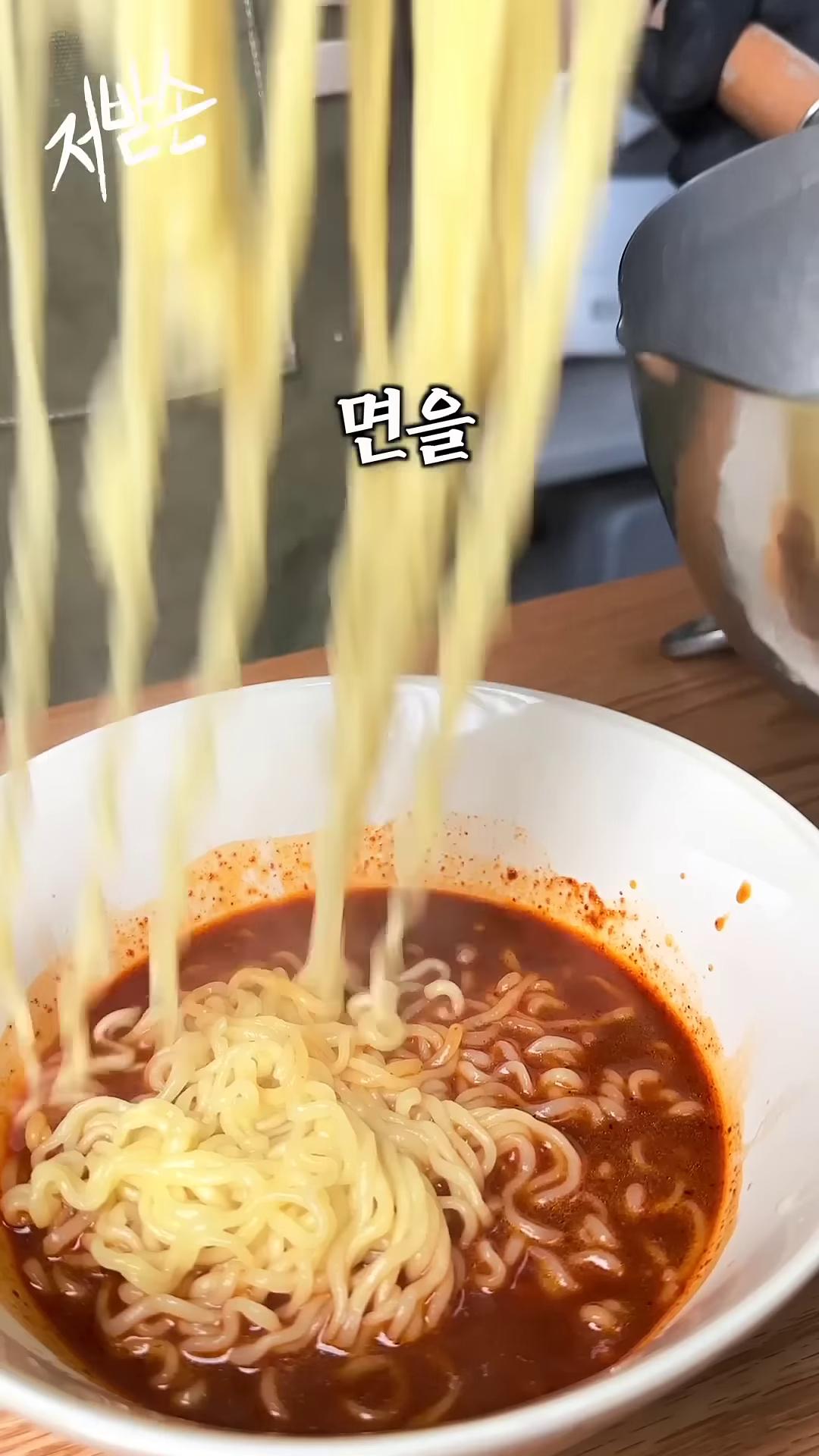 면을 올려주고 노른자를 가운데 올려줍니다.