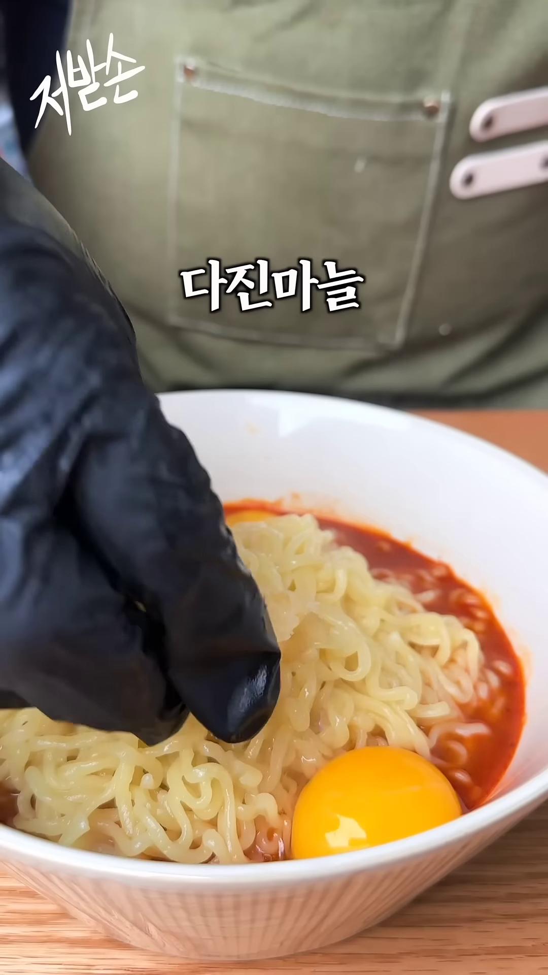 다진마늘 하나 넣고 마요네즈는 쭈욱 짜줍니다.