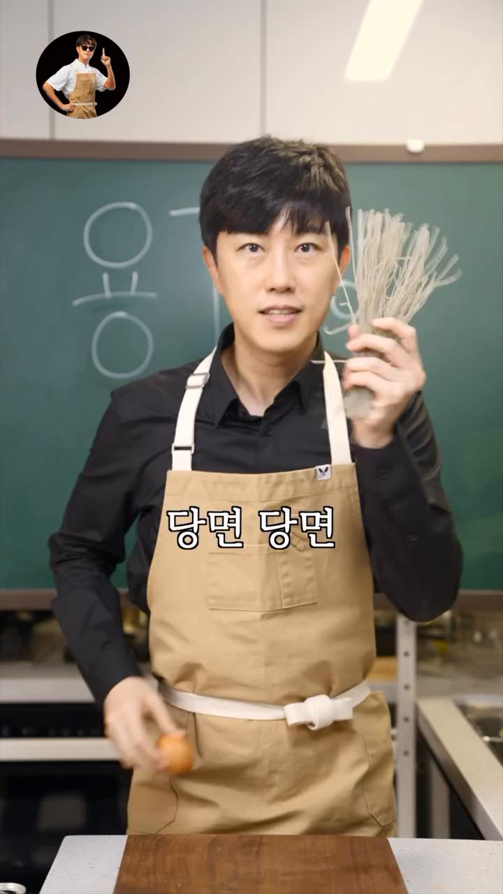 당면을 쫄깃하게 삶아서 식힌 후, 계란에 넣고 가위로 3-4cm 정도로 자릅니다.