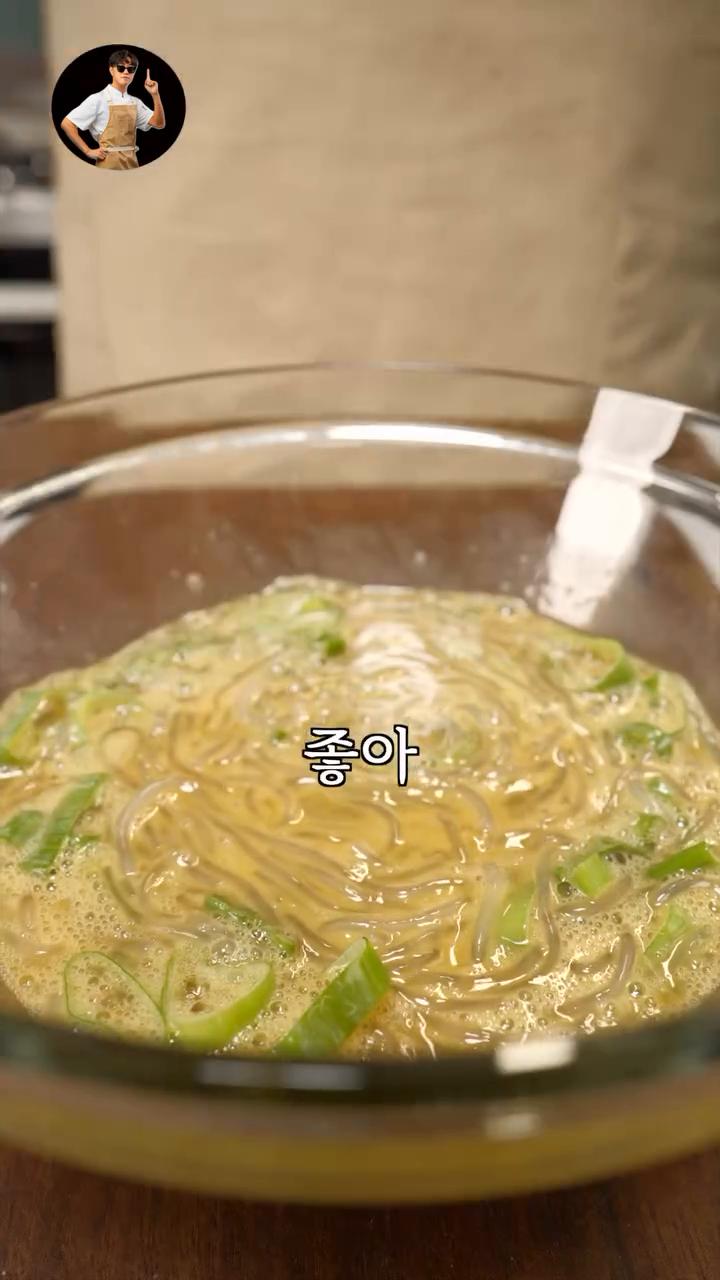 팬에 식용유를 두르고, 당면과 계란 혼합물을 한 숟가락씩 떠서 팬에 올립니다.