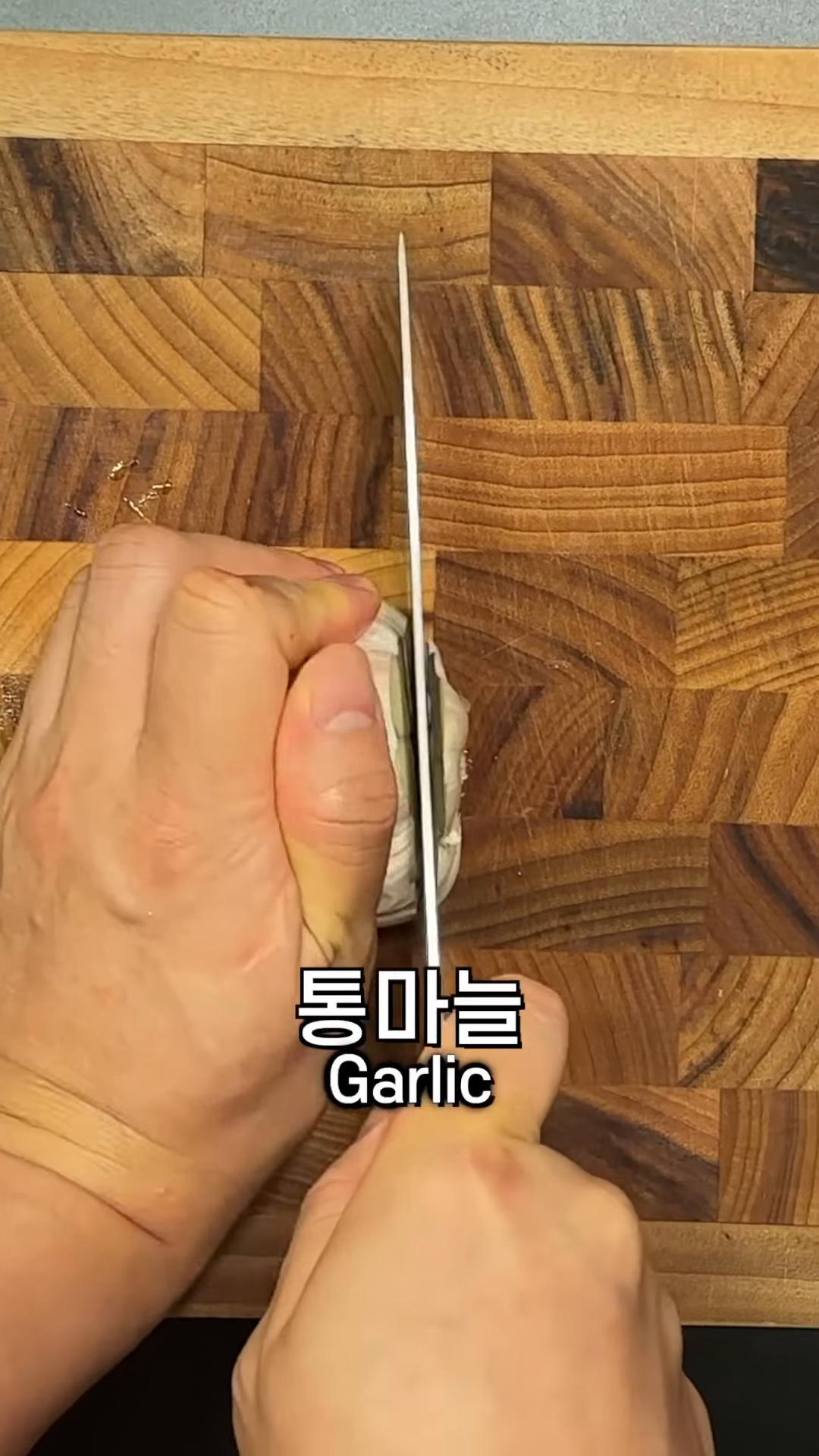 통마늘 단면을 자른 다음 자른 면에 올리브유를 발라주세요.