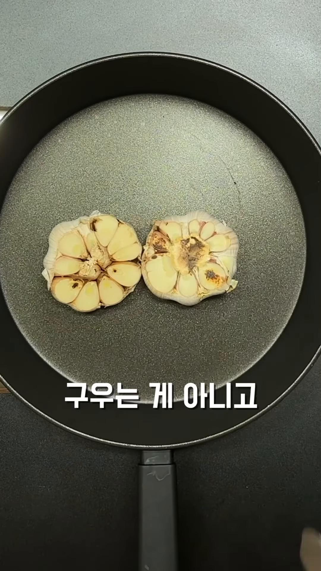 에어프라이어에 200도에서 15분간 통마늘을 구워주세요.
