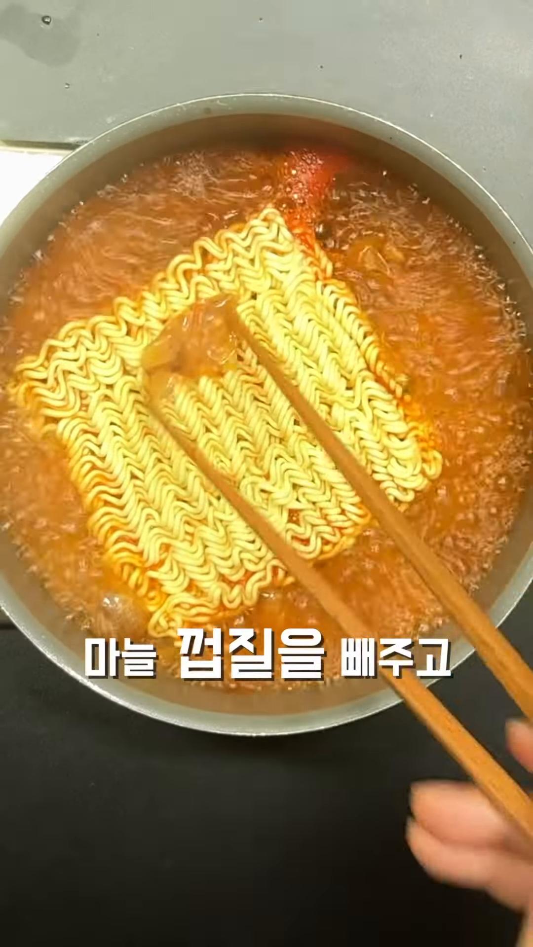 면을 끓이면서 마늘껍질을 빼주고 국자를 이용해 마늘을 으깨주세요.
