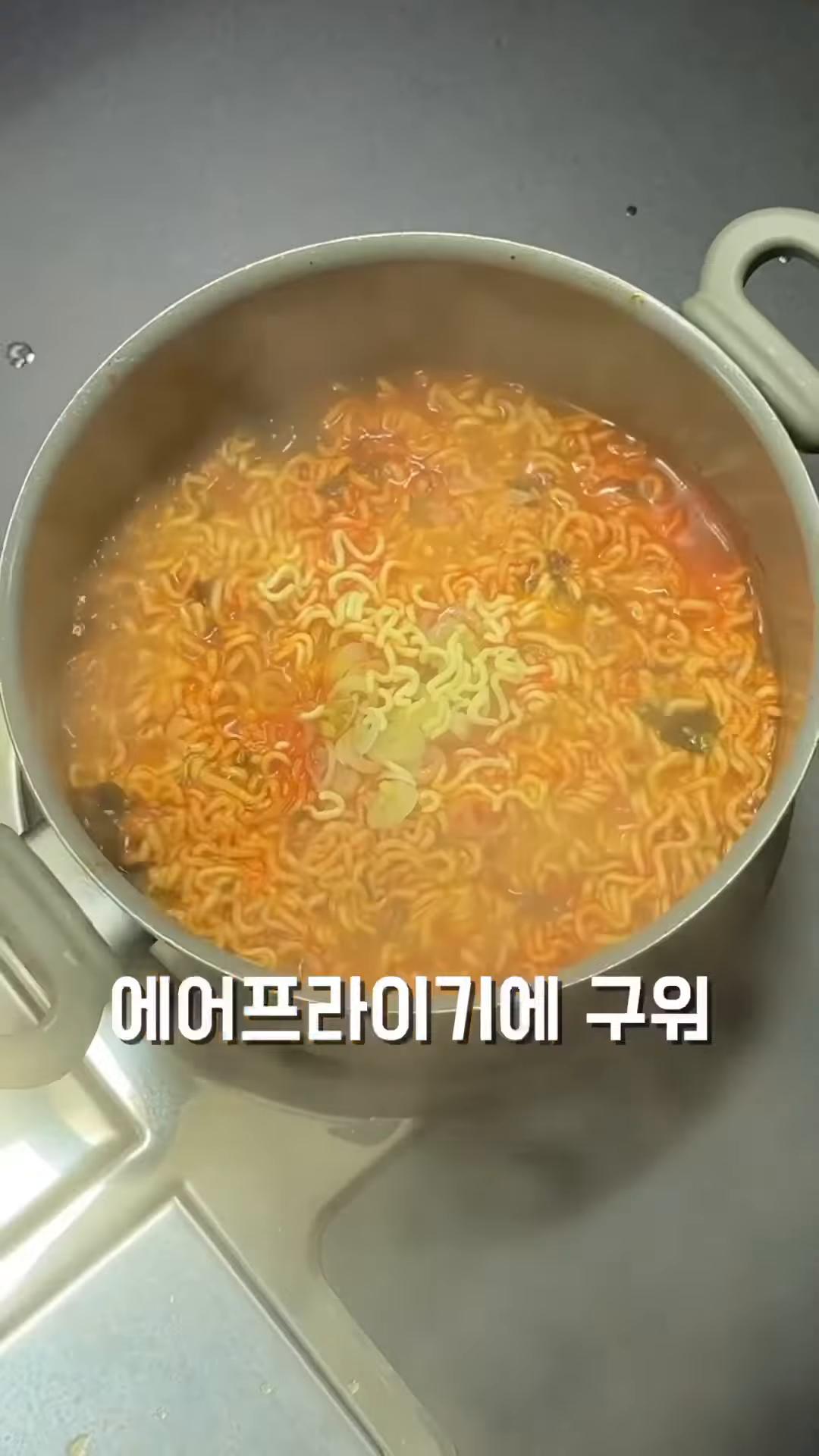 마지막으로 라면 부스러기를 뿌려주면 완성입니다.