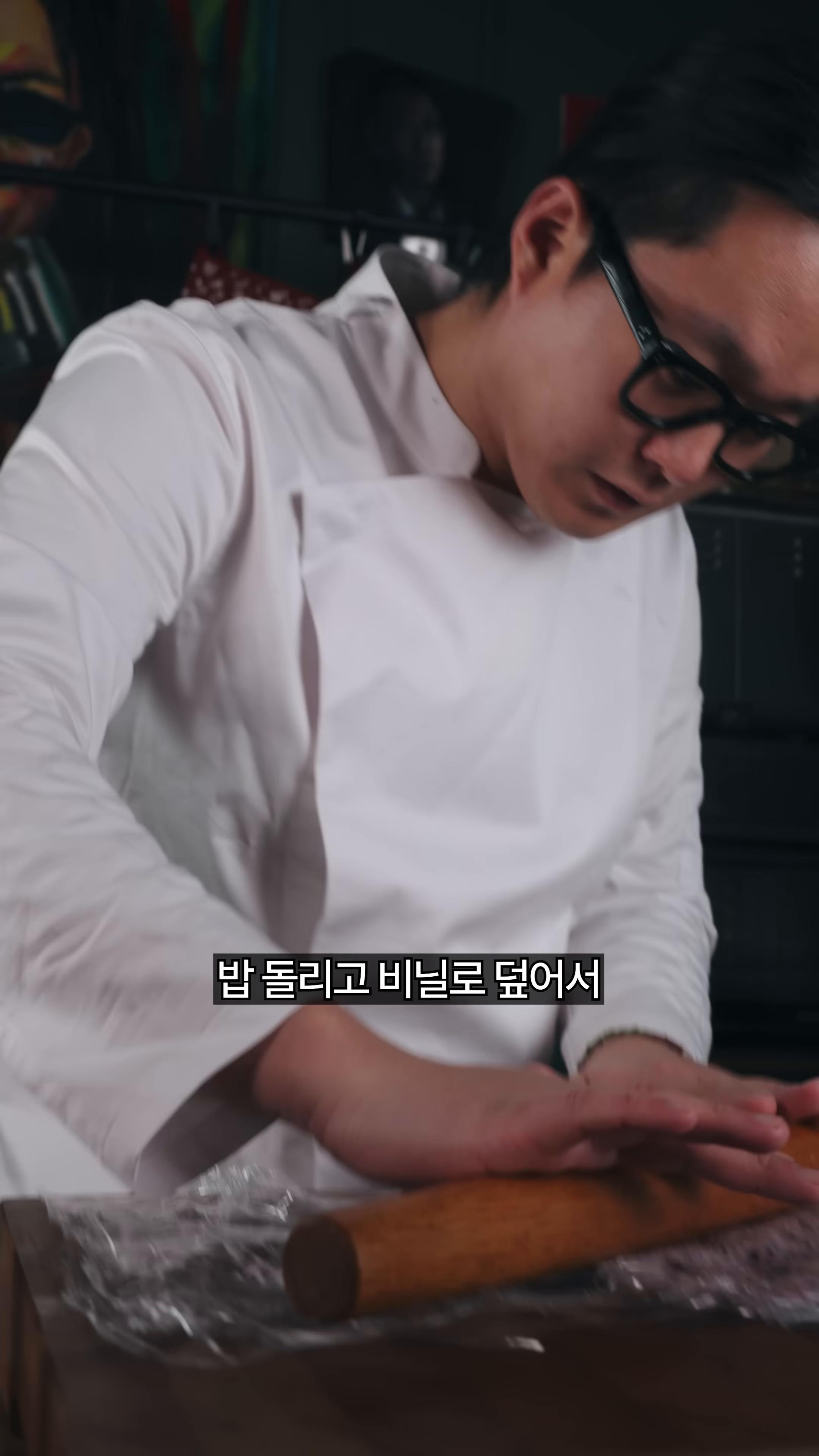 밥을 준비하고 김가루를 뿌려 원형틀로 모양을 잡습니다.