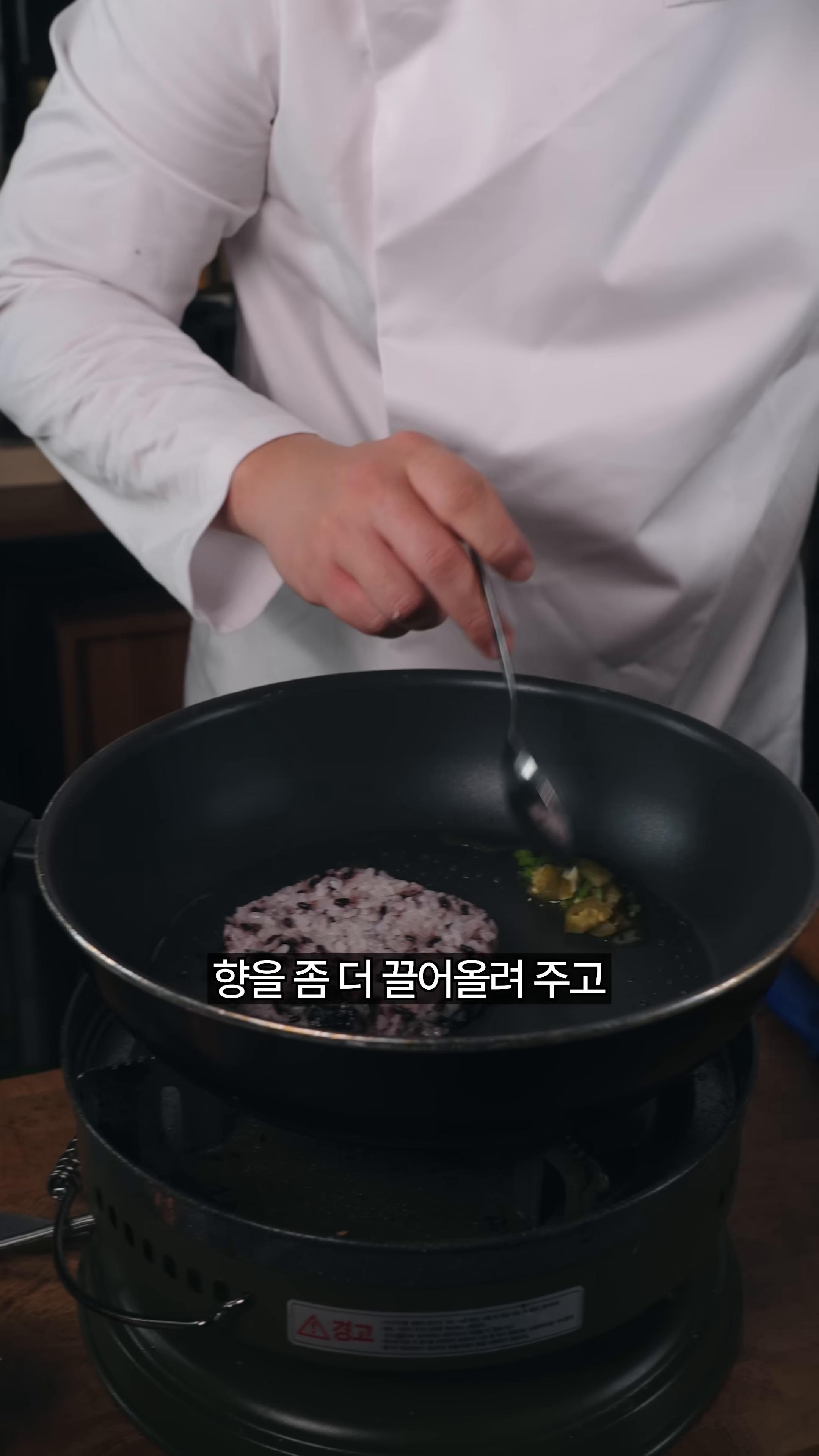 계란 흰자를 블렌더로 가볍게 머랭을 만들어 소금과 설탕을 추가해 부풀립니다.