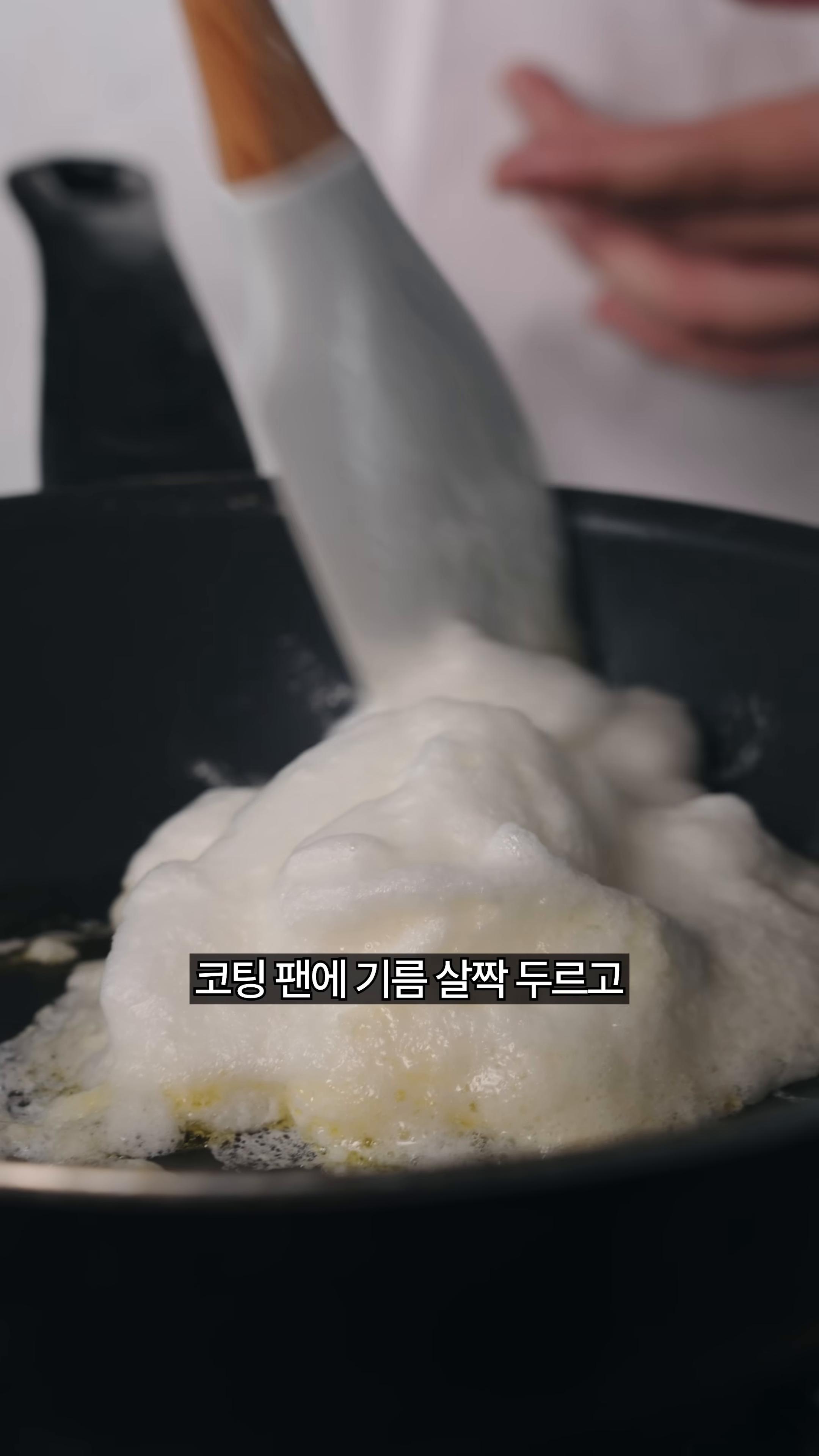 스파팅팬에 기름을 두르고 약불에서 밥을 바삭하게 구워줍니다.