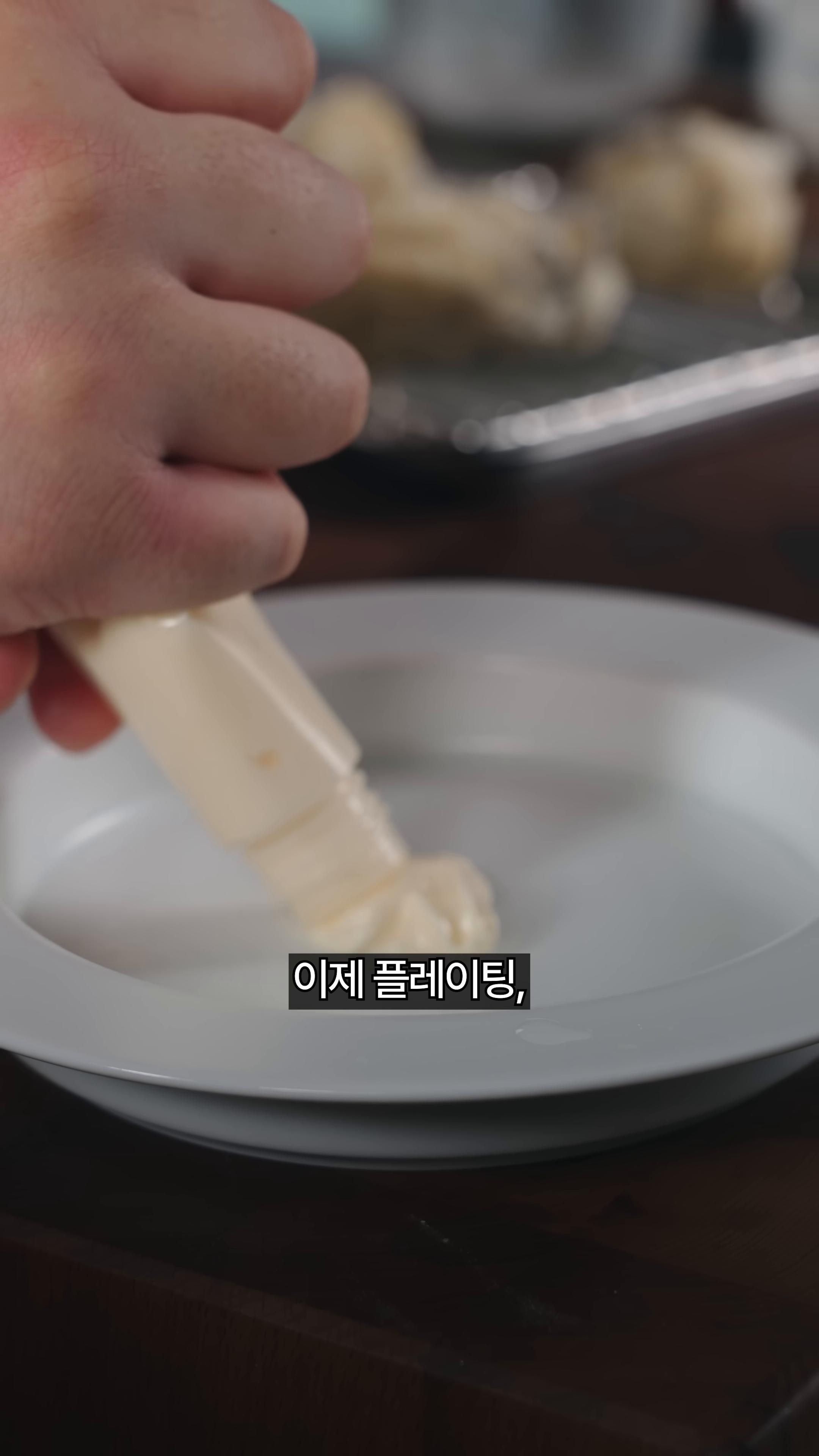 계란장을 조심히 올려 마무리합니다.