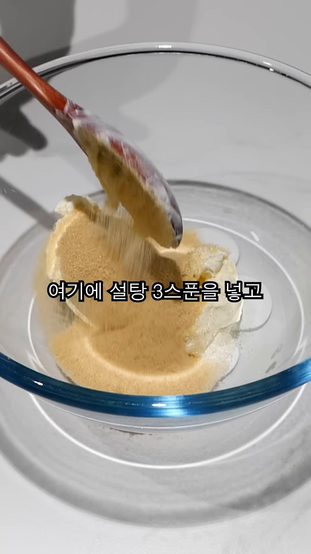 김계란 하나를 넣고 밀크를 듬뿍 넣은 후 소금 한 꼬집을 추가하여 치즈 크림을 완성합니다.