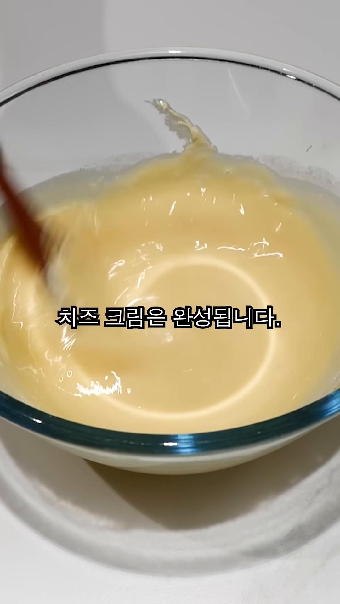 두께감 있는 식빵을 준비하고 가운데를 눌러 크림을 부을 공간을 만듭니다.