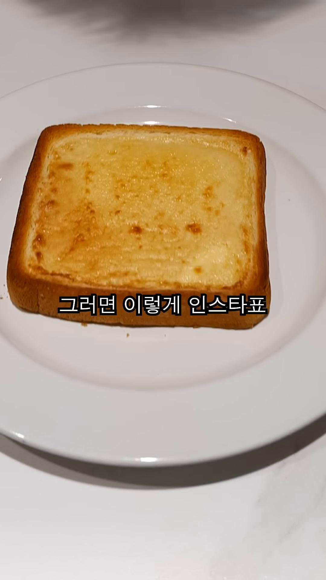 완성된 치즈케이크를 확인하고 맛을 봅니다.