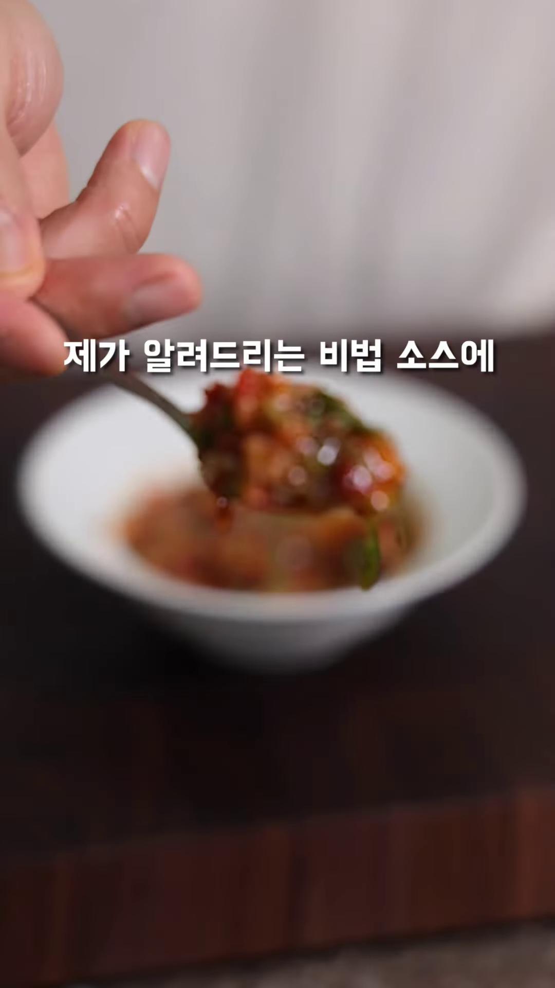 토마토는 슬라이스해 접시에 올려주세요.