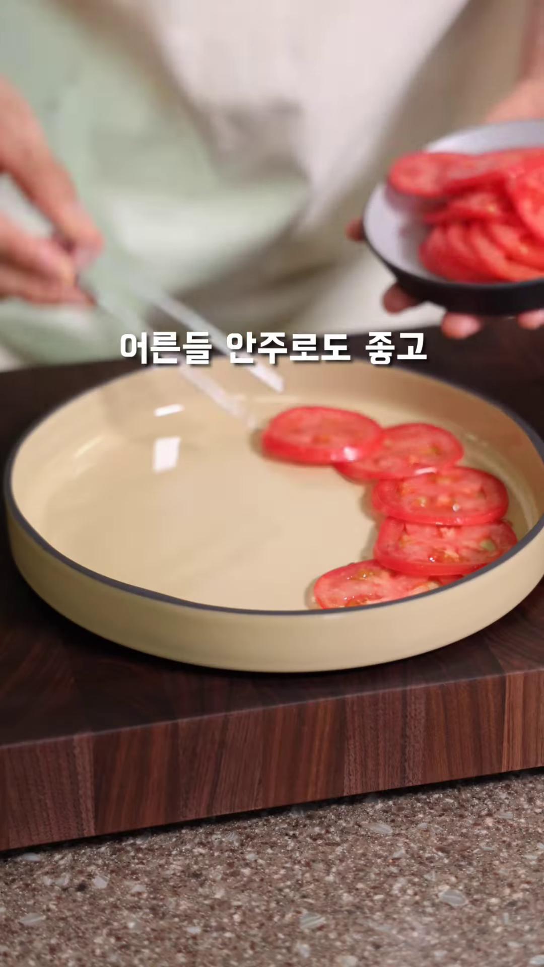 페타치즈, 토마토소스, 바질, 소금, 후추를 뿌려 완성해주세요.