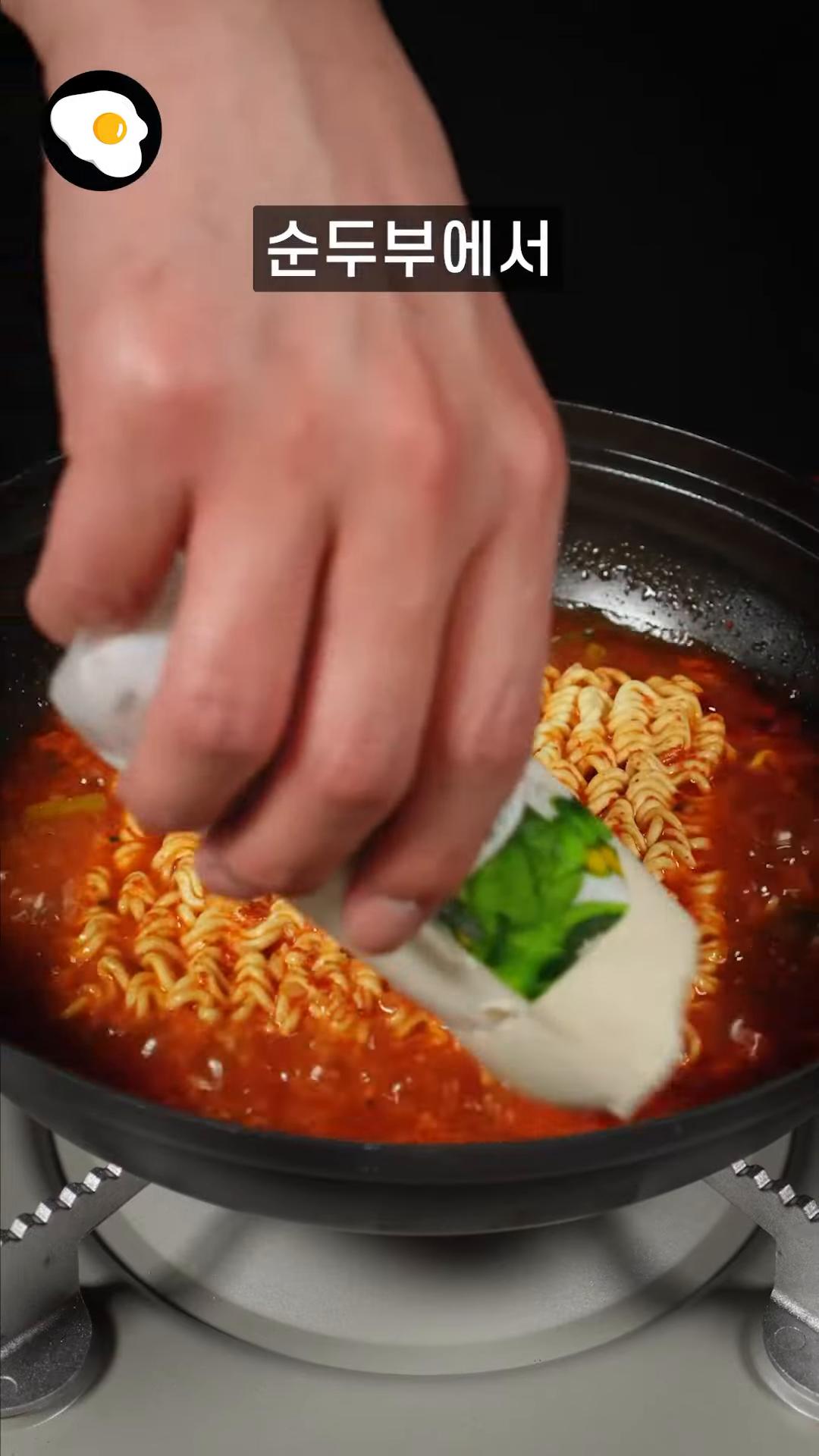 순두부에서 물이 나오니까 처음에 물을 조금 적게 넣고 물이 부족하면 지금 더 넣으면 됩니다.