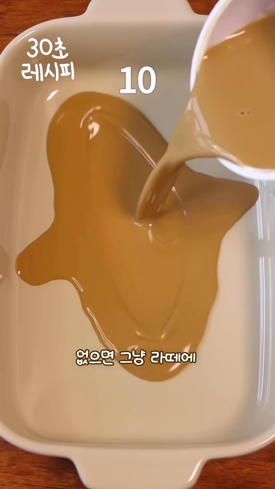 토피난 라떼나 없으면 그냥 라떼에 다이제를 살짝 적셔줍니다.