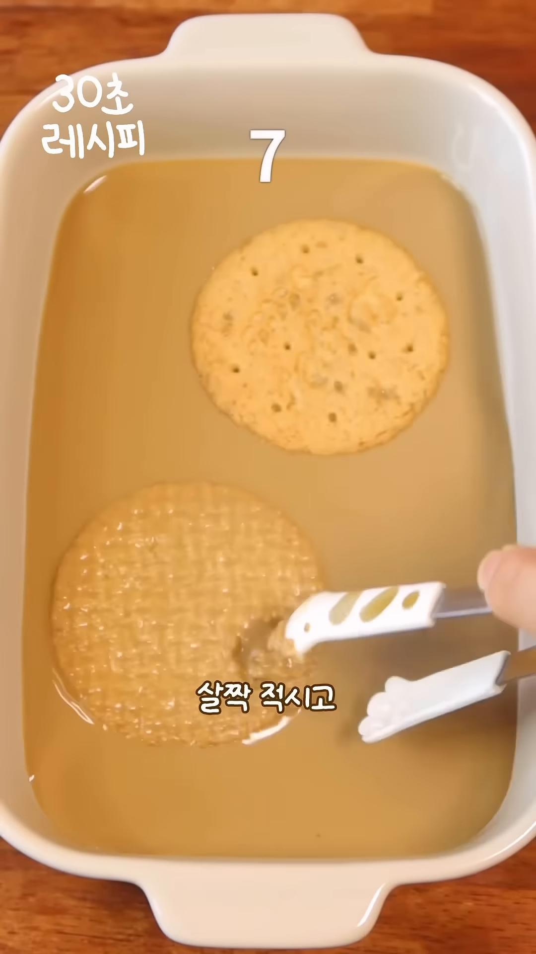 컵에 다이제, 크림, 다이제, 크림 순으로 올려줍니다.