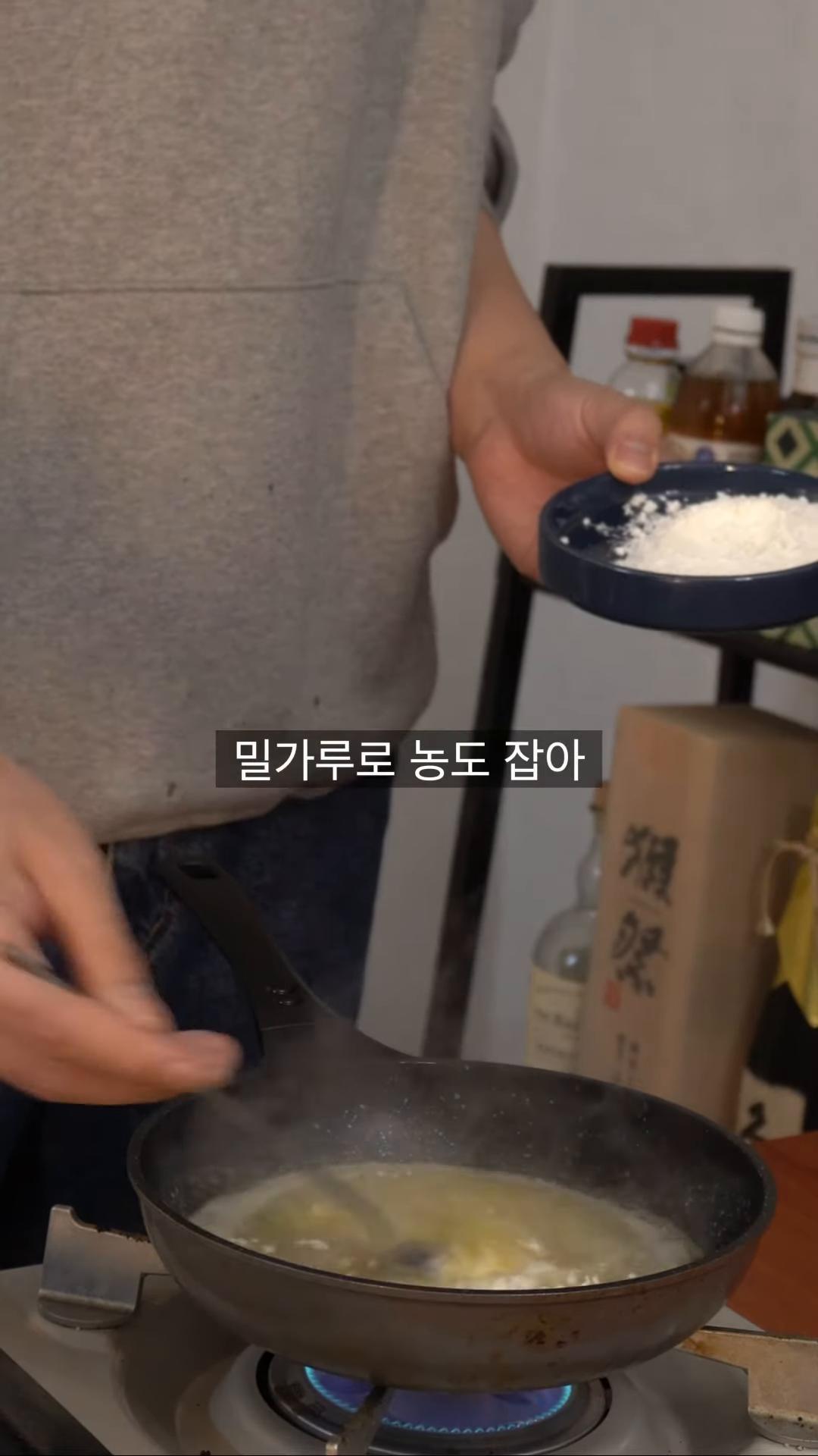 노른자 하나를 넣어 곱게 갈아줍니다.