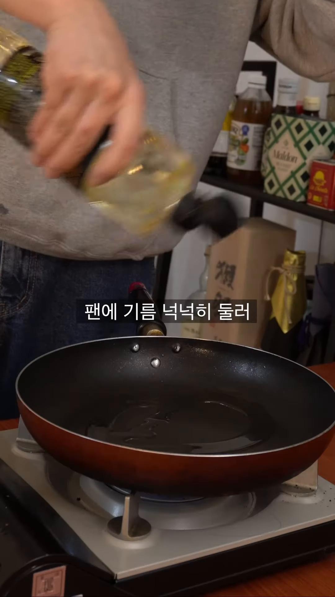 팬에 기름을 넉넉하게 두르고 아까 만든 반죽을 넣고 약불에서 볶다가 볶은 게살과 굴, 노른자를 올리고 남은 반죽으로 덮어 뒤집어 반대편까지 익혀줍니다.