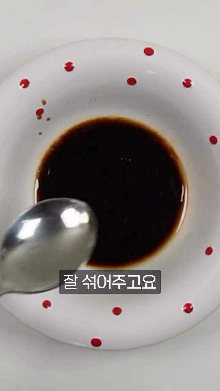 그 위에 계란 두 알을 풀지 말고 그대로 넣어주세요.