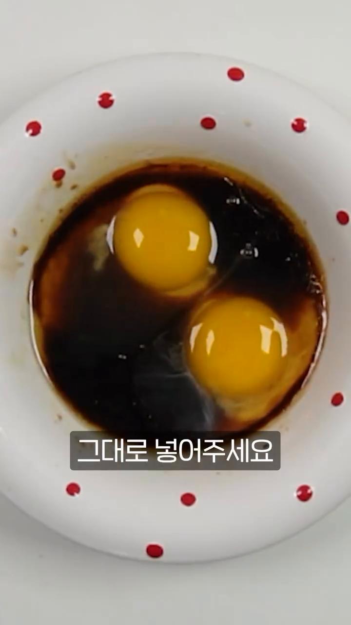 전자레인지에서 폭발하지 않도록 노른자 한 번씩 콕 찍어주시고, 전자레인지에 넣고 30초, 30초, 40초씩 끊어서 총 1분 30초 돌려주세요.