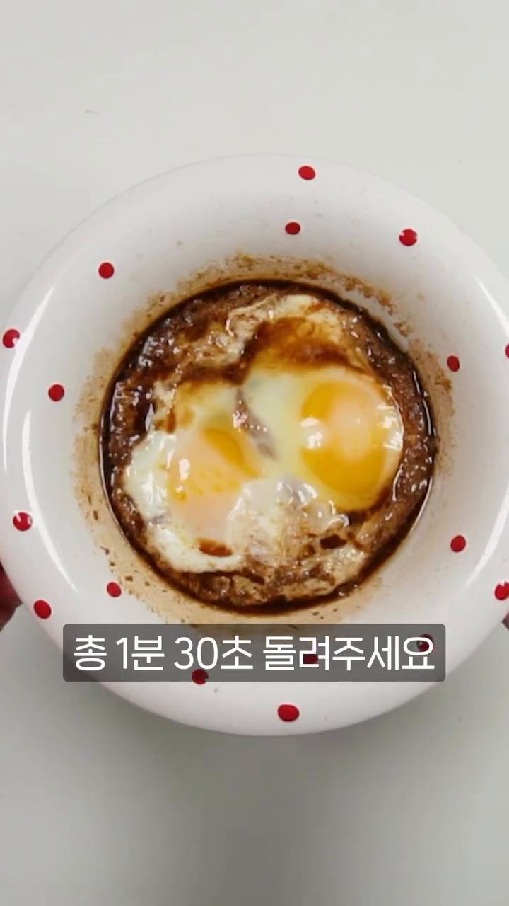 따뜻한 밥 위에 그대로 얹어주고 쪽파나 잘게 썬 대파를 올려주면 완성입니다.