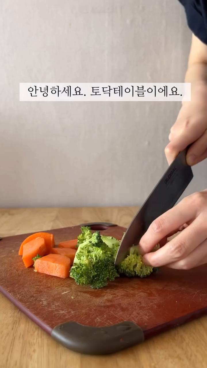 씻은 쌀에 물을 붓고 밥을 짓습니다.