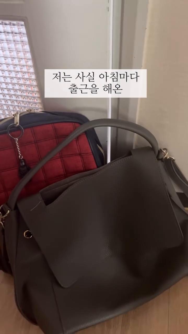밥이 다 되면 채소와 양념을 넣고 잘 섞습니다.