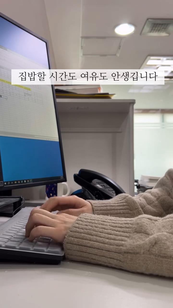 완성된 집밥을 그릇에 담아냅니다.