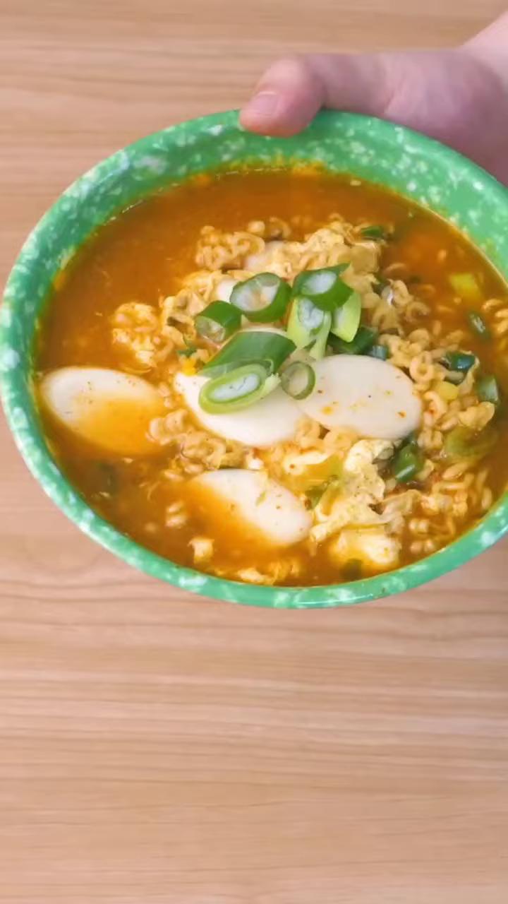 냄비에 물을 끓입니다.