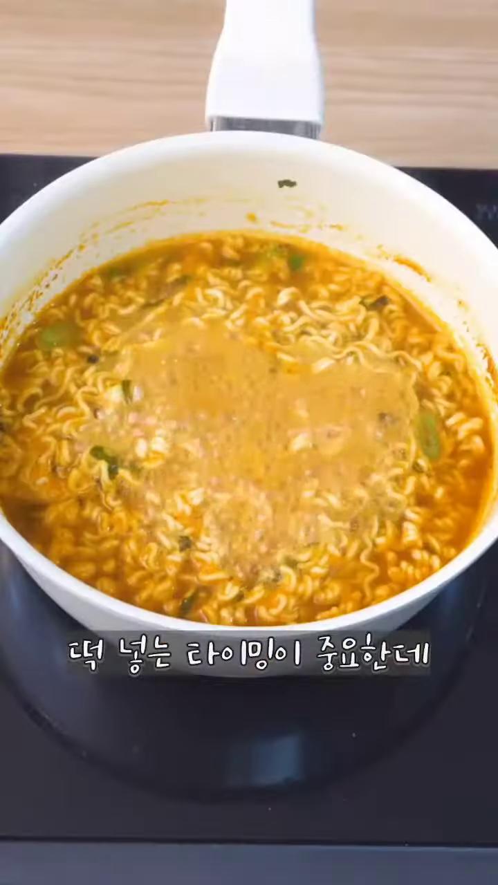 면이 익으면 건져내고 떡을 넣습니다.