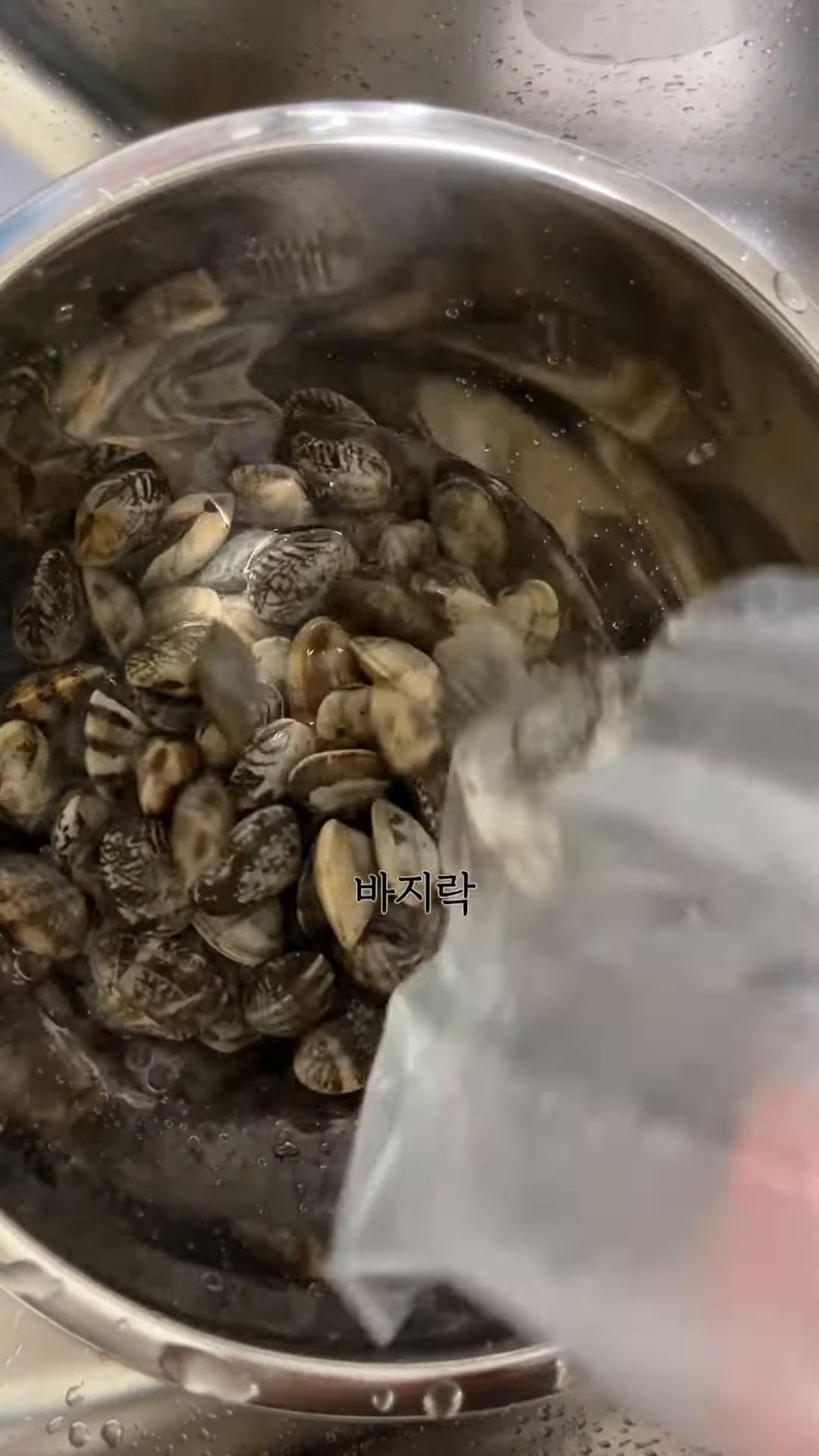 바지락을 깨끗이 씻어 준비합니다.