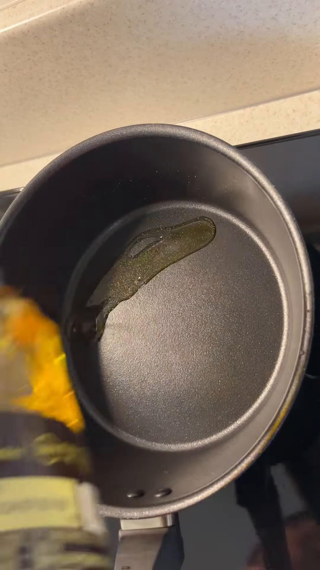 올리브유를 두른 팬에 팥마늘과 고추를 넣고 볶습니다.