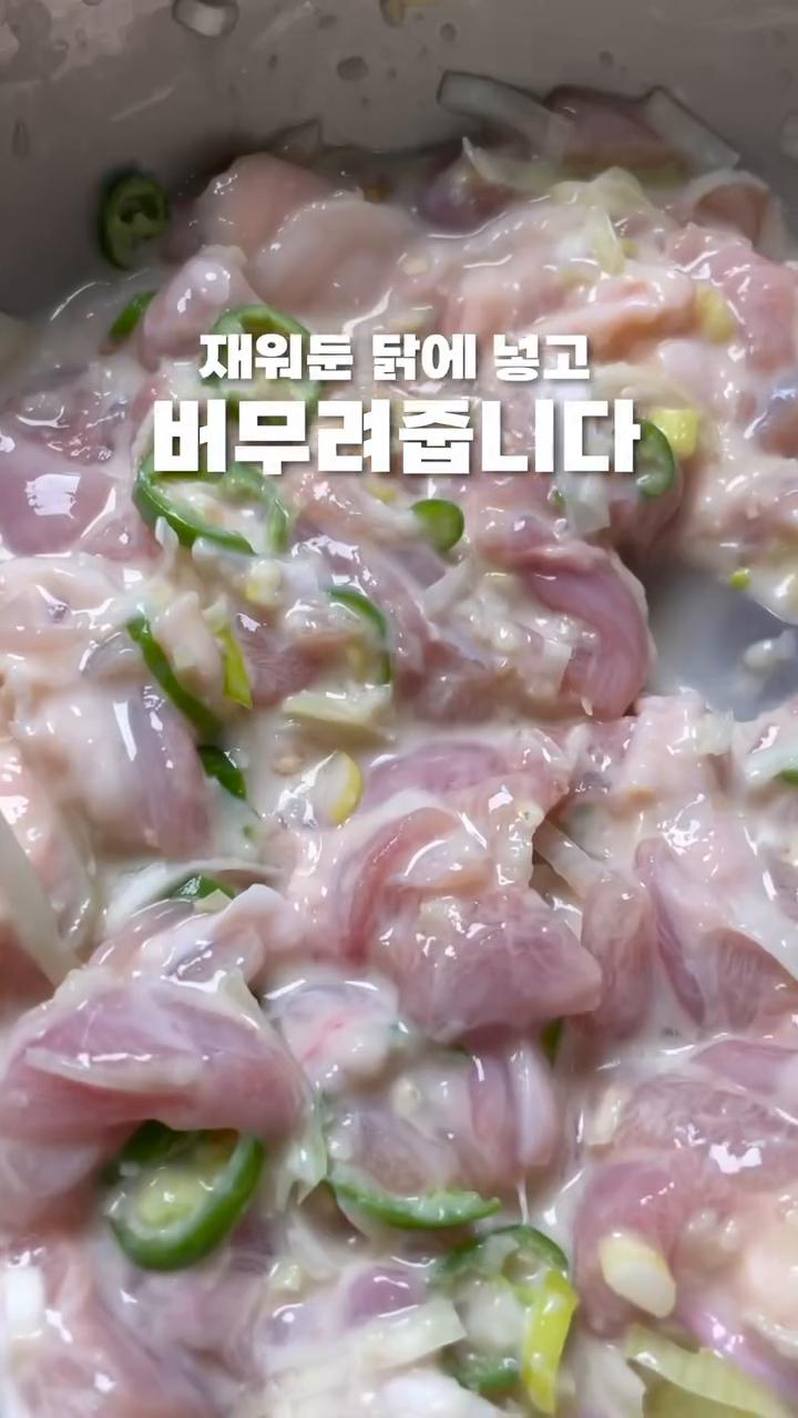 예열된 팬에 기름을 두르고 중약불로 천천히 노릇노릇하게 구워줍니다.