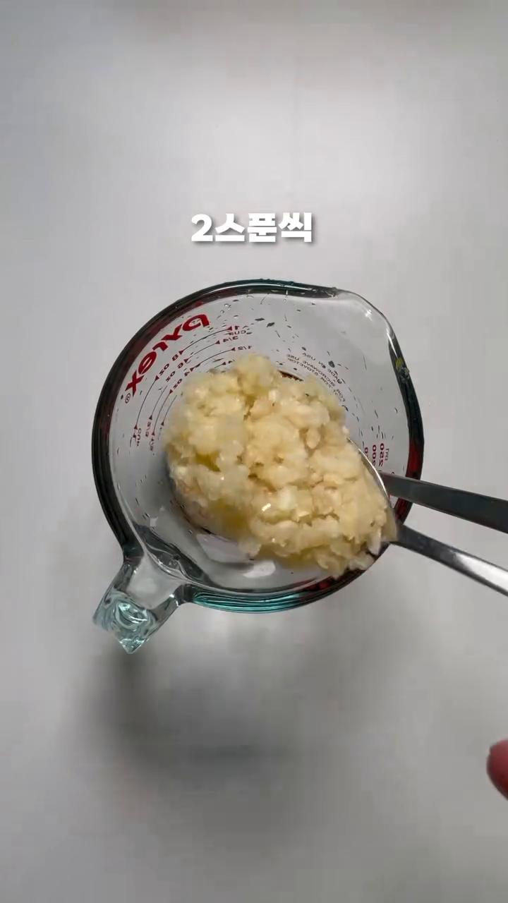 양조간장 2스푼, 맛술 2스푼, 물엿 2스푼, 간마늘 1스푼, 설탕 1스푼을 넣고 잘 섞어 소스를 만듭니다.