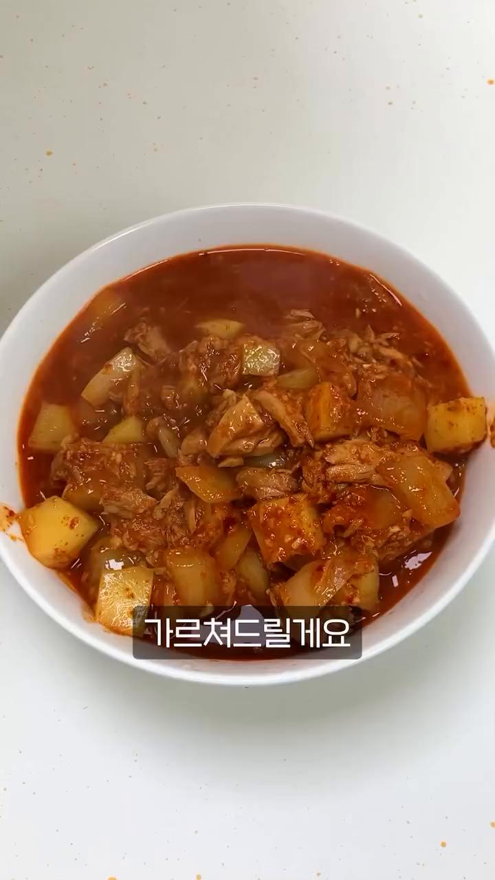 다진 마늘 1스푼, 진간장 2스푼, 고추장 1스푼, 참기름 1스푼을 섞어 양념을 만듭니다.