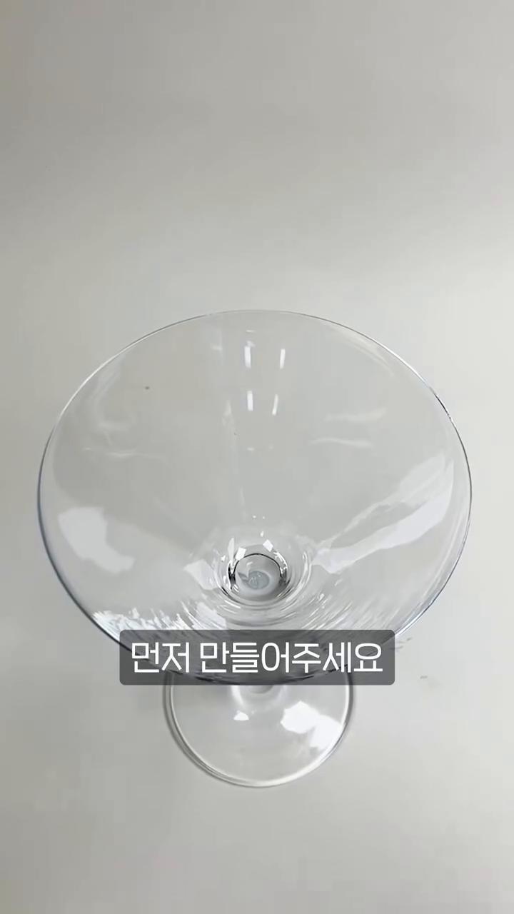 냄비에 생수 종이컵 2컵 반, 감자 1개 깍둑썰기, 양파 1개 깍둑썰기 해서 넣고 참치를 기름까지 한 캔 모두 넣습니다.