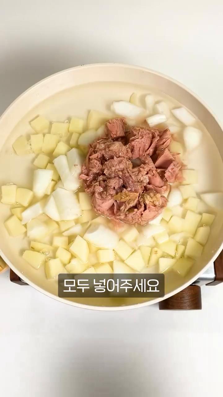 양념을 넣고 한번 끓이다가 중간에 고춧가루 2스푼을 추가하고 자박하게 끓여줍니다.