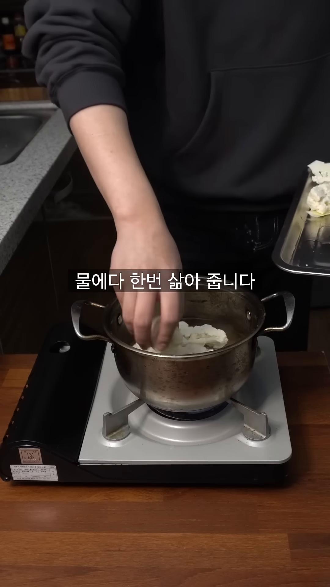 팬에 올리브오일과 카레가루를 넣고 콜리플라워를 노릇하게 구워줍니다.
