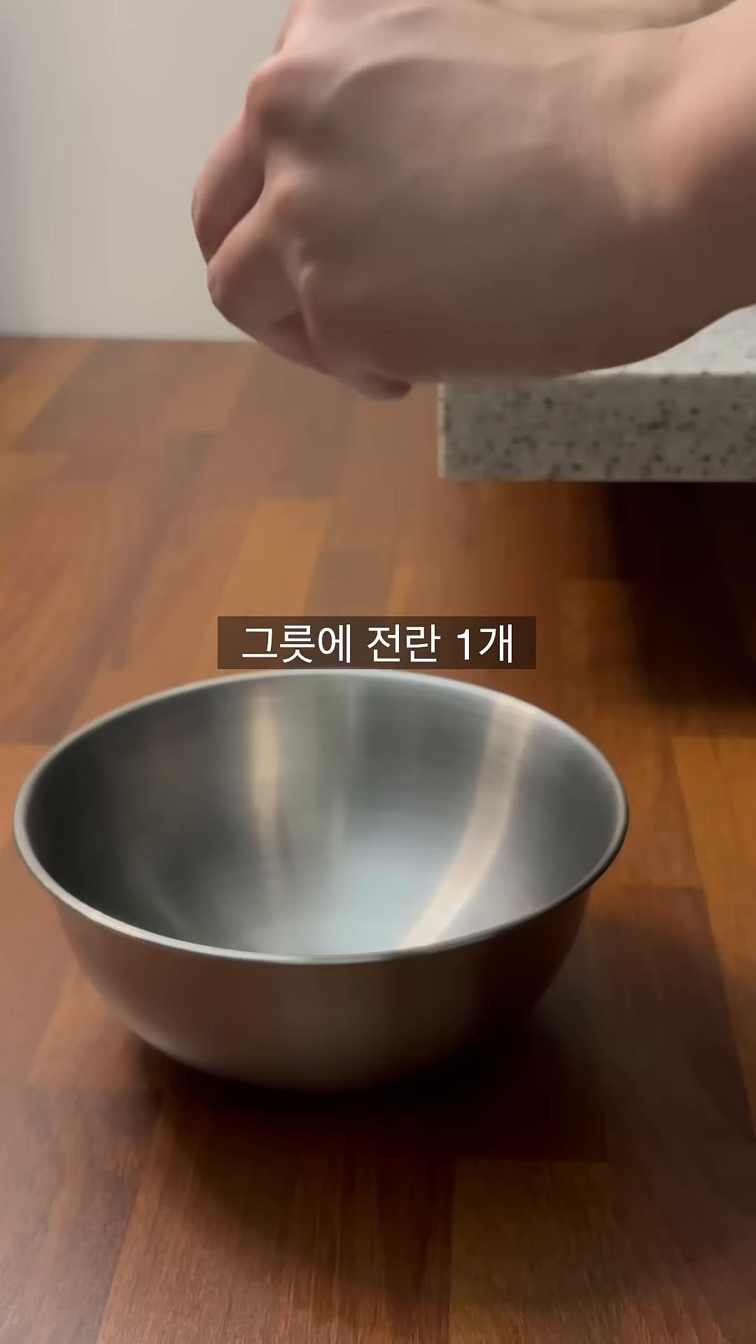 그릇에 전란 1개, 노른자 1개, 피쉬소스 1큰술, 마라소스 1큰술, 물 100ml를 넣고 섞어줍니다.