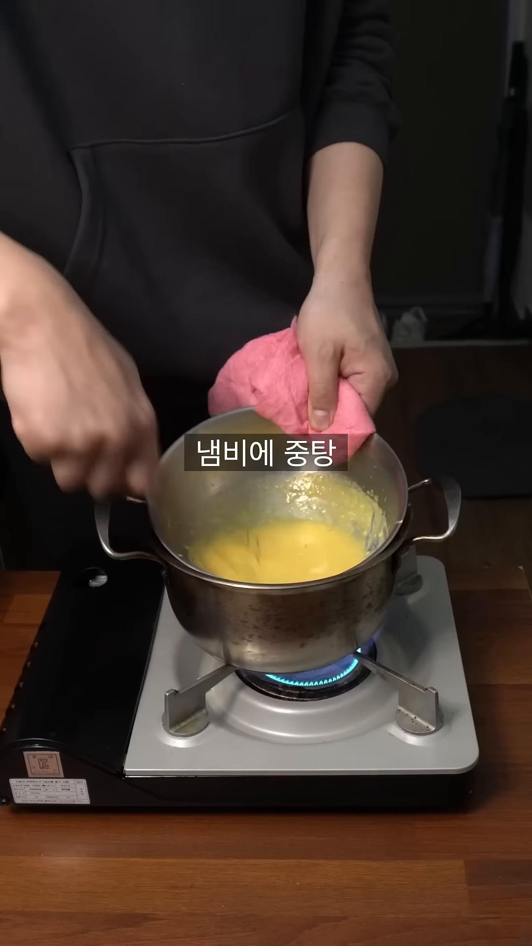 섞은 재료를 냄비에 중탕으로 익히며 휴식을 반복해 원하는 질감이 나올 때까지 조리합니다.