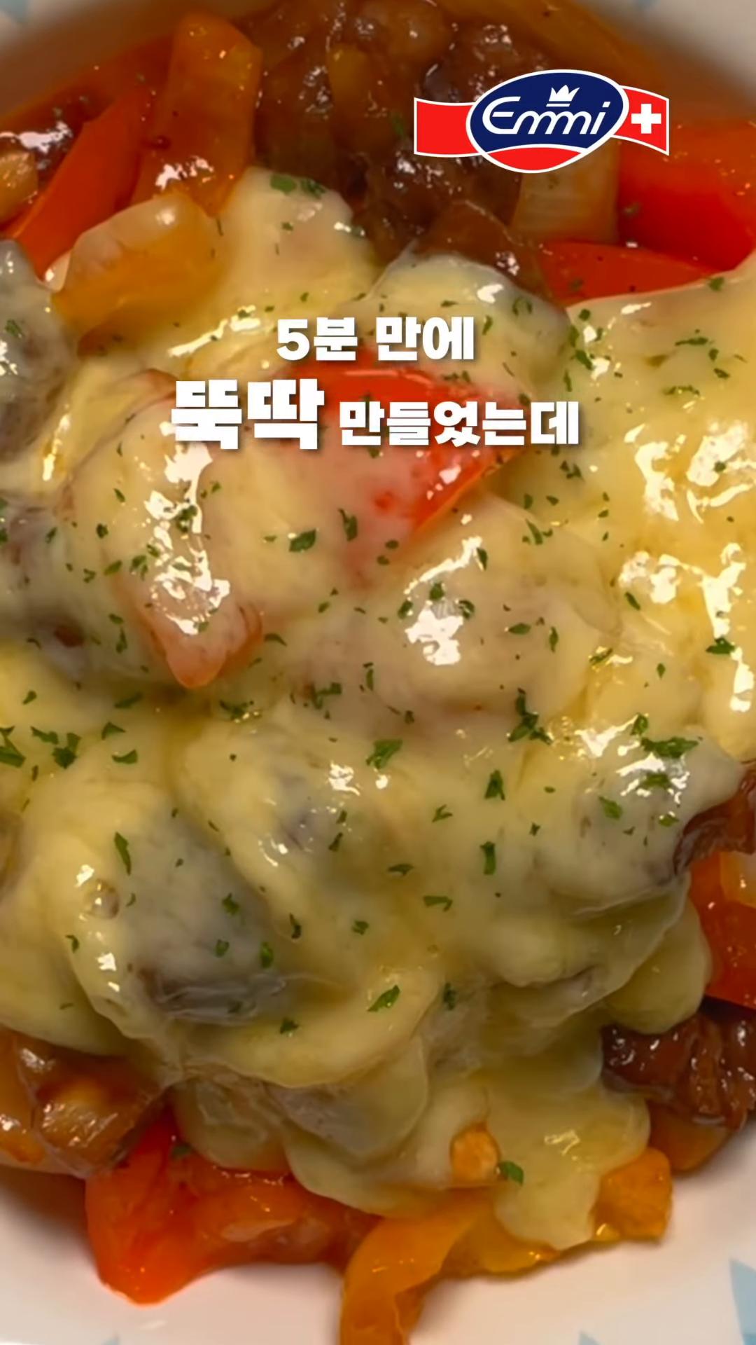 소고기 등심을 먹기 좋게 썰어 소금, 후추, 올리브유에 버무린 후 강불에 빠르게 볶습니다.