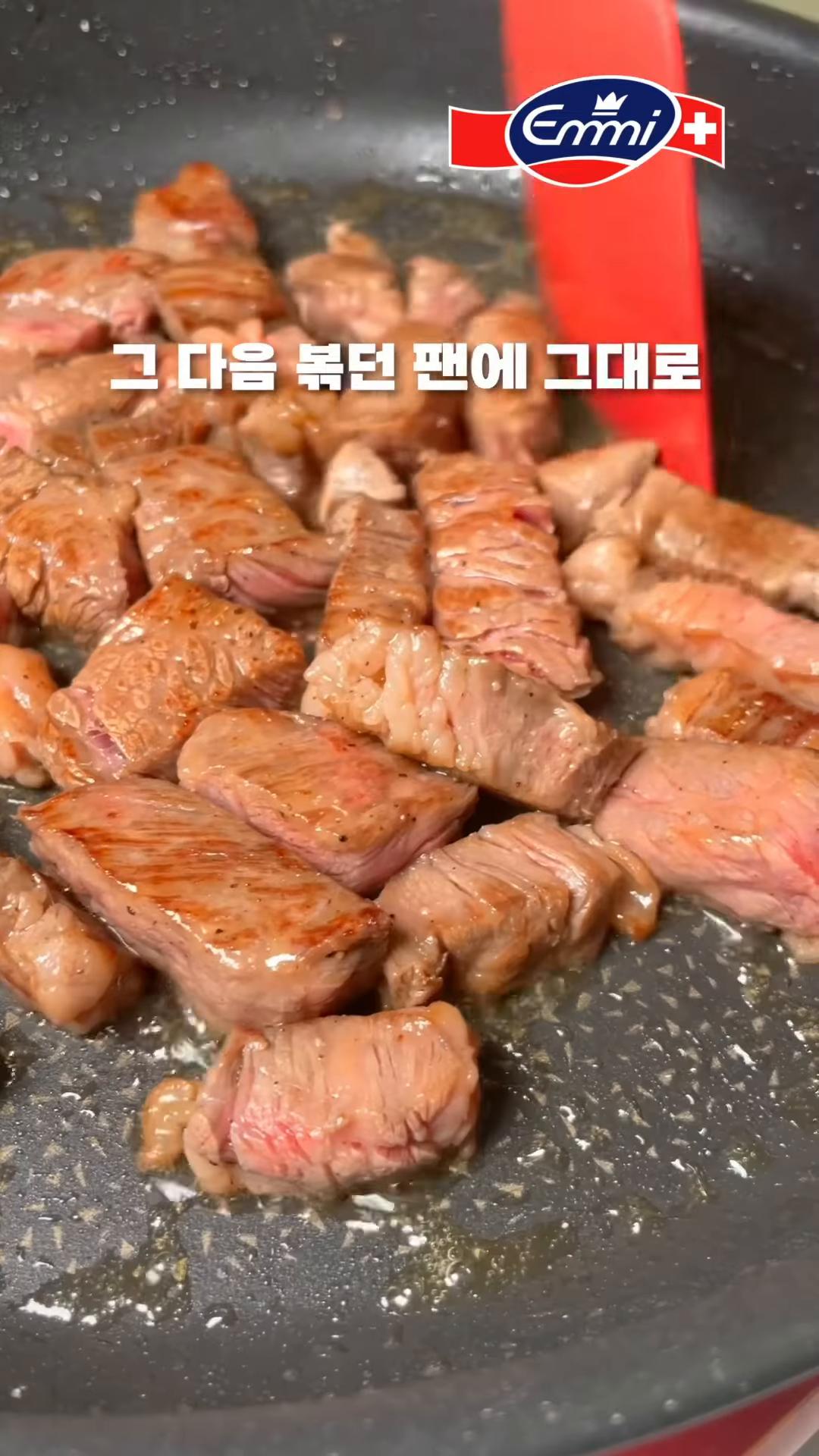 볶던 팬에 버터와 다진마늘을 넣고 볶다가 준비한 야채를 모두 넣고 볶습니다.