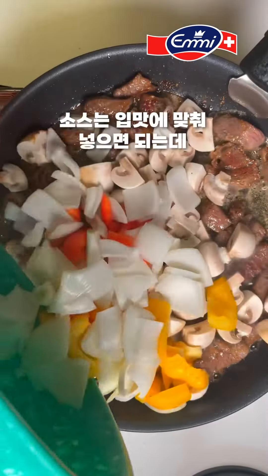 소스를 입맛에 맞춰 넣고, 돈까스 소스를 함께 넣어줍니다.