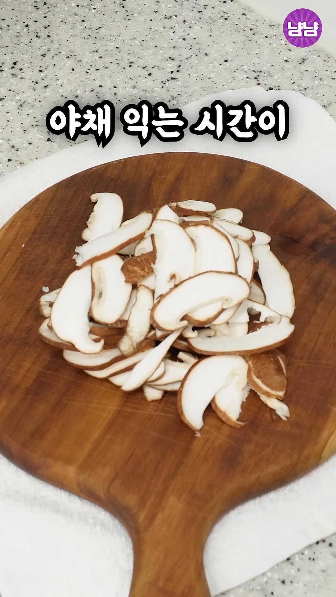 숙주가 가장 먼저 익으므로 양파를 숙주에 맞춰 얇게 잘라줍니다.