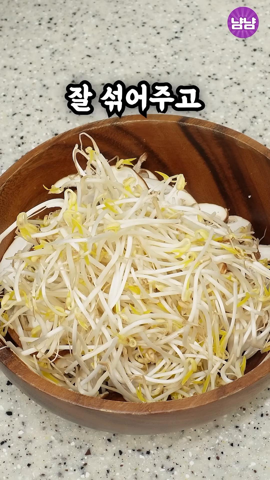 냄비에 찜판을 넣고 야채와 고기를 차례로 쌓아줍니다. 뚜껑이 닫히지 않아도 괜찮습니다.