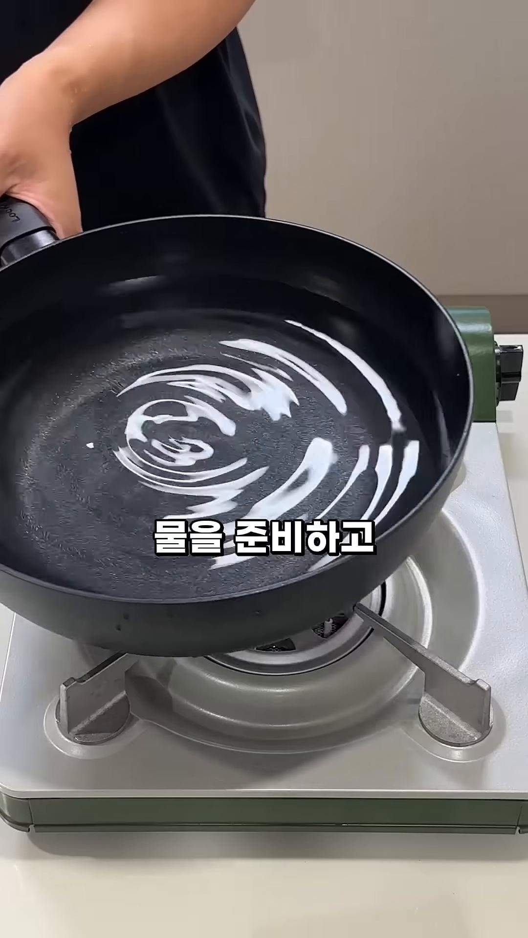 물을 준비하고 월계수 잎 2장, 팔각 2개와 수육용 삼겹살을 넣고 10분간 데친 후 국기를 제거하고 직육면 채로 썰어준 후 식용유를 두르고 겉면에 마이애르가 일어날 정도로 고르게 익혀줍니다.