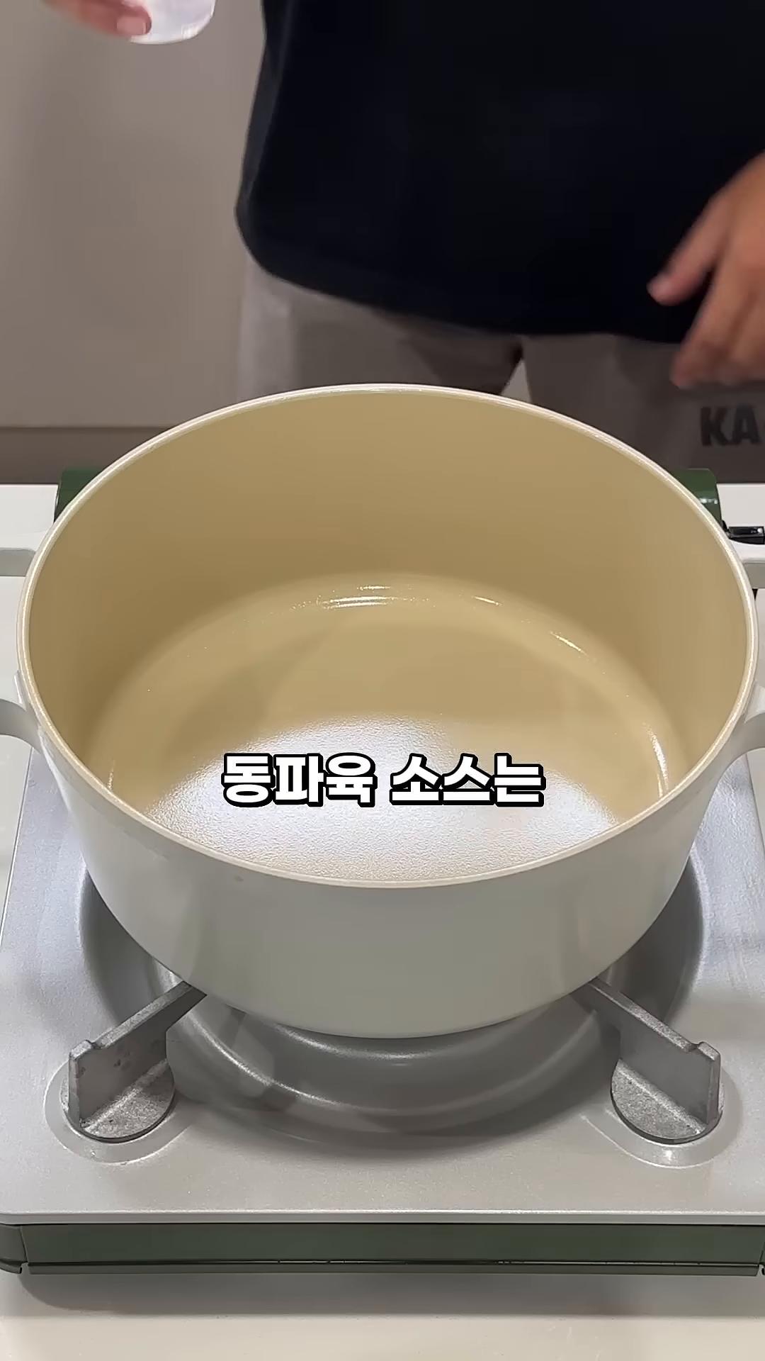 동파육 소스를 준비합니다. 물 2컵, 진간장 1컵, 맛술 1컵, 물엿 1컵, 흑설탕 4스푼, 팔각 6개, 카라멜 소스 1스푼, 양파 1개, 생강 1톨, 대파 1대를 넣고 삼겹살을 넣습니다.