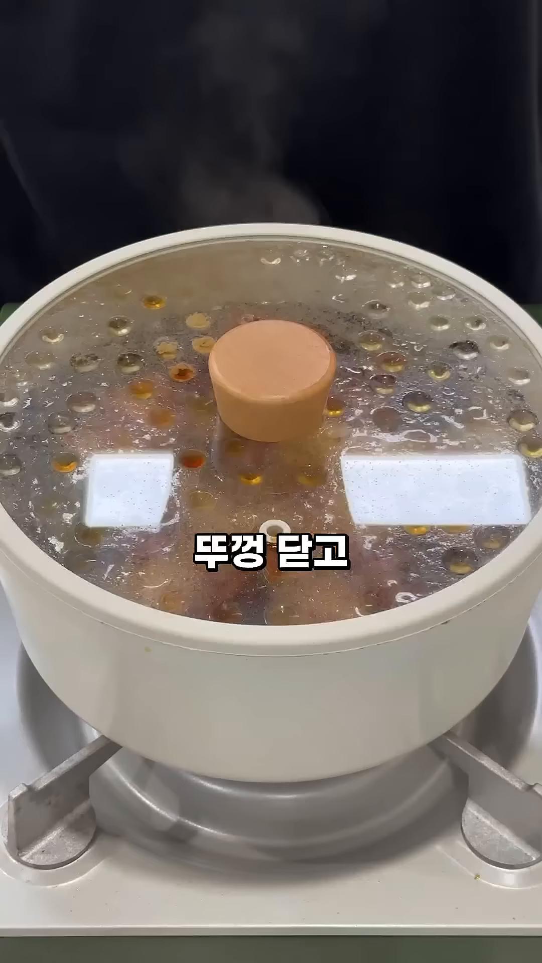 뚜껑을 닫고 중약불에 1시간 끓인 후 뒤집어주고 40분간 추가로 끓이면 동파육이 완성됩니다.