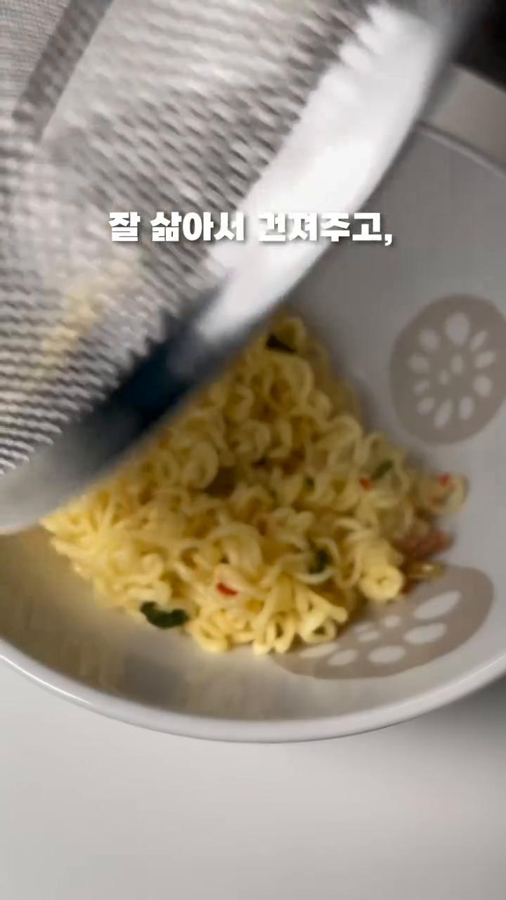라면 스프 반개, 설탕 반스푼, 마요네즈, 스리라차, 식초 한 스푼씩 넣고 잘 섞어줍니다.